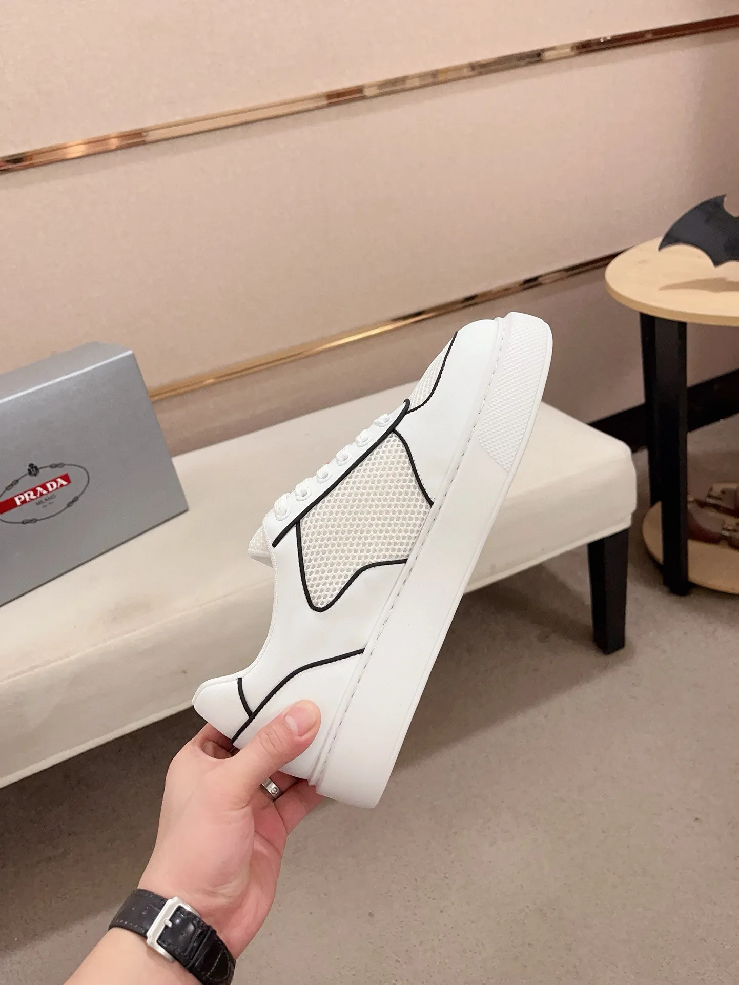Men's shoes 💰 580💰 ✔️✔️✔️High-quality new PRADA counters are launched at the same time. The new men's shoes and 😘fabrics are selected from first-layer cowhide and are made by pure handicrafts. Lining: Full cowhide lining. 👍🏿 High-end ☄️ air-cushion molded anti-slip rubber outsole, exquisite lines, simple and elegant, comfortable and high-end for leisure travel. Code number: 38 to 44 (45 can be customized)